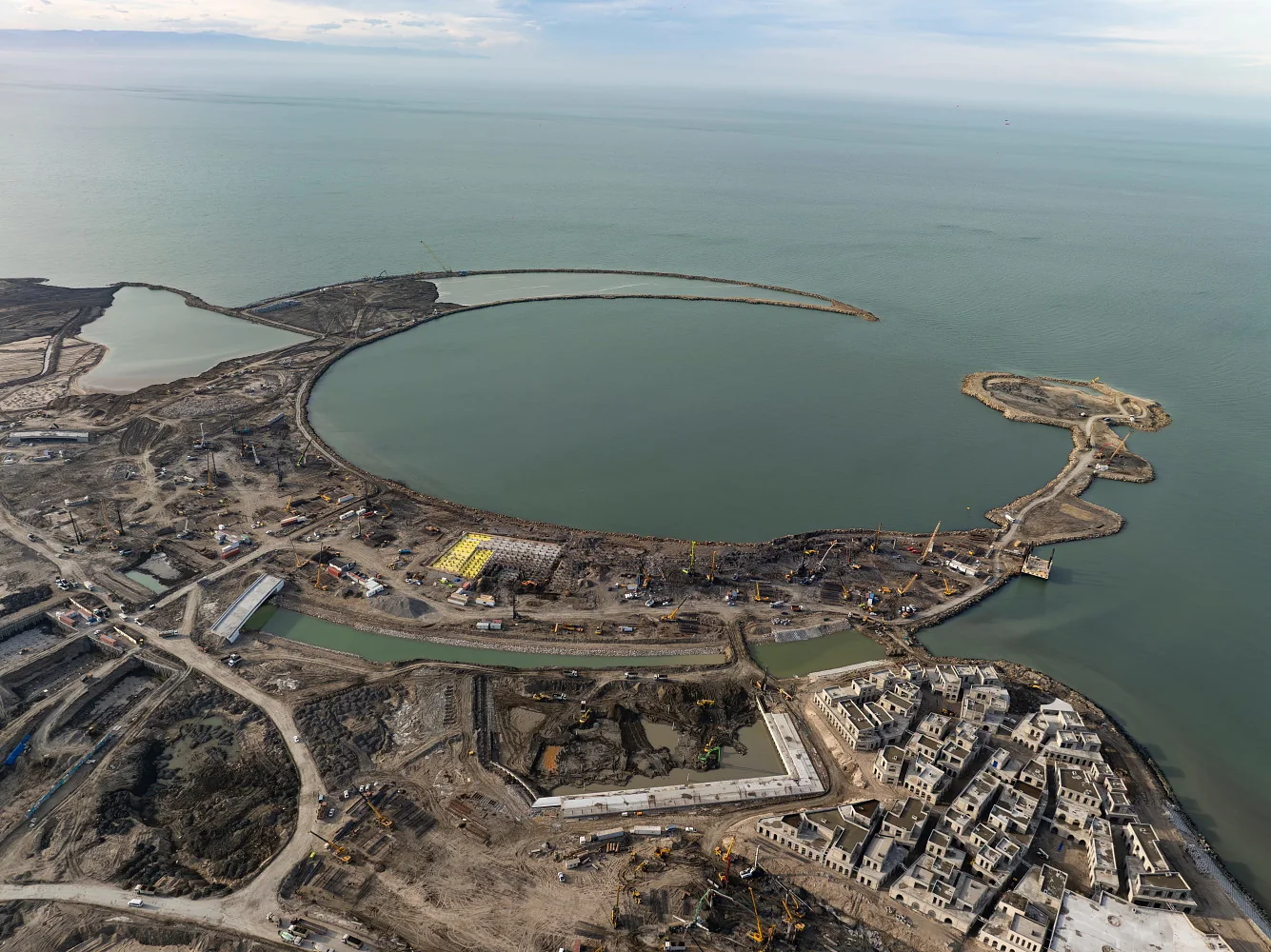 Halfmoon в работе: насыпь-полумесяц, лагуна и стройплощадки на берегу